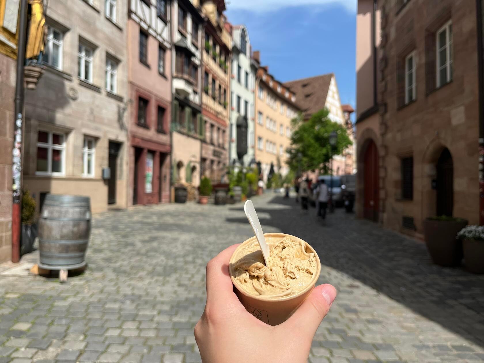 Die kleine Eismanufaktur in der Weißgerbergasse 28 in Nürnberg hat ein paar außergewöhnliche Geschmacksrichtungen in petto. Wir haben uns für Lakritze entschieden, andere herausstechende Sorten sind Ziegenmilch-Honig oder weiße Schokolade. Die Kugel kostet hier zwischen 2,20 und 2,40 Euro.