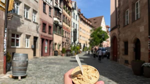 Die kleine Eismanufaktur in der Weißgerbergasse 28 in Nürnberg hat ein paar außergewöhnliche Geschmacksrichtungen in petto. Wir haben uns für Lakritze entschieden, andere herausstechende Sorten sind Ziegenmilch-Honig oder weiße Schokolade. Die Kugel kostet hier zwischen 2,20 und 2,40 Euro.