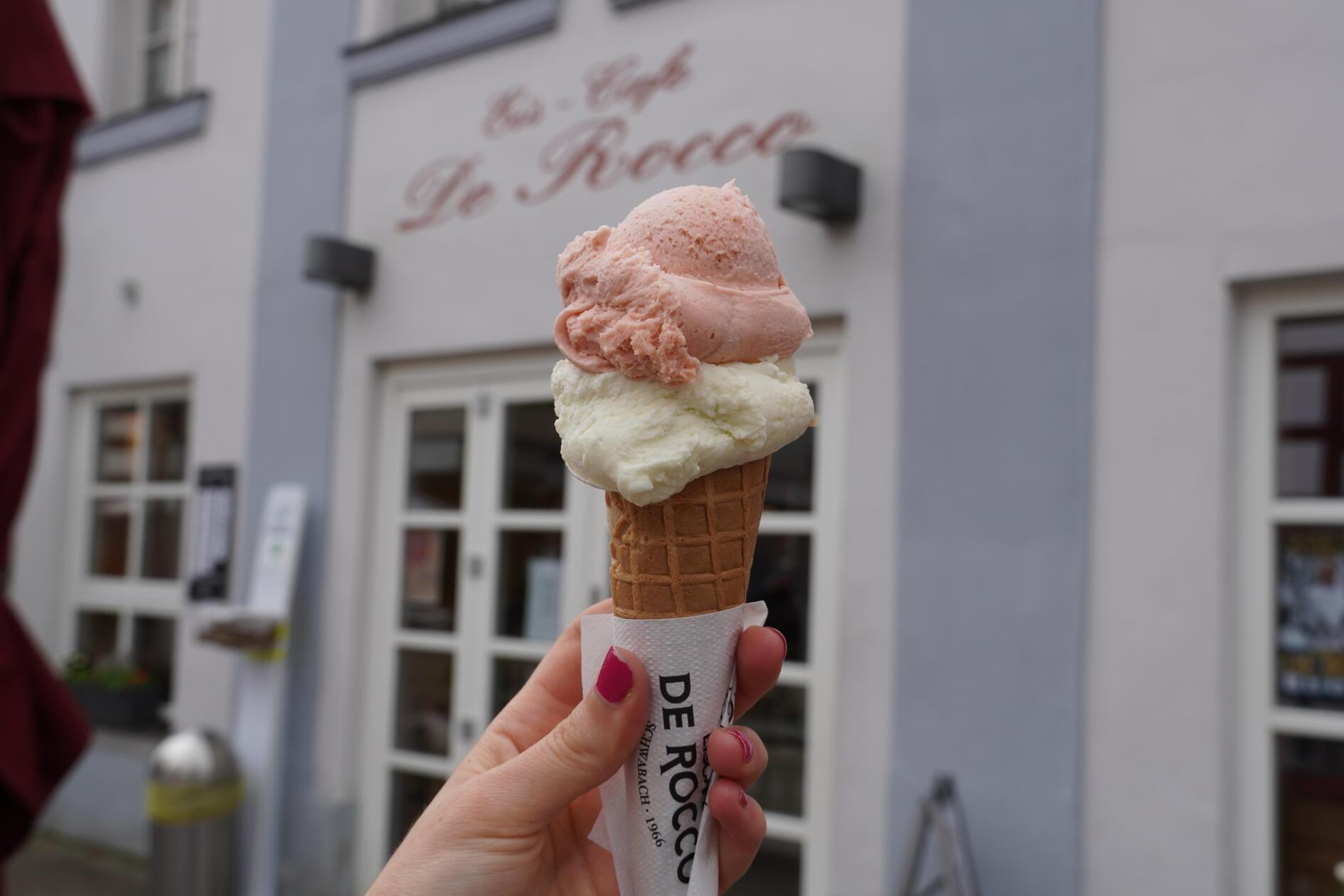 "Was haben Sie Neues?", ist eine Frage, die Luca De Rocco sehr oft von seinen Stammkunden in den beiden Schwabacher Filialen (Ludwigstraße 10 und Königstraße 16) hört, daher heißt es für den Eismacher: kreativ werden. So gibt es etwa je nach Saison die Eissorten Piña Colada, Mango-Milchreis, Zitrone-Thymian, Butterbreze oder 1001 Nacht (Joghurt, Honig, Kardamom, Pistazie und Schokoglasur) für jeweils 1,80 Euro pro Kugel im Angebot. Auch mit Safran-Orange-Mandel oder Löwenzahn hat der 34-Jährige bereits experimentiert. "Ich versuche immer etwas Neues anzubieten", erklärt de Rocco, der sich für seine ausgefallenen Kreationen gerne im Urlaub inspirieren lässt.