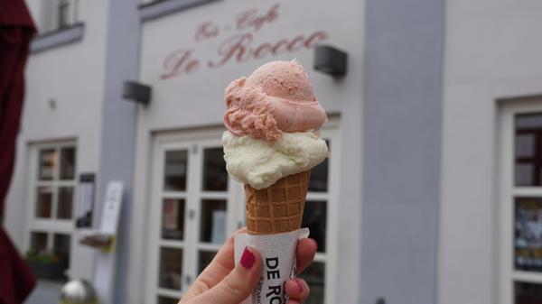 "Was haben Sie Neues?", ist eine Frage, die Luca De Rocco sehr oft von seinen Stammkunden in den beiden Schwabacher Filialen (Ludwigstraße 10 und Königstraße 16) hört, daher heißt es für den Eismacher: kreativ werden. So gibt es etwa je nach Saison die Eissorten Piña Colada, Mango-Milchreis, Zitrone-Thymian, Butterbreze oder 1001 Nacht (Joghurt, Honig, Kardamom, Pistazie und Schokoglasur) für jeweils 1,80 Euro pro Kugel im Angebot. Auch mit Safran-Orange-Mandel oder Löwenzahn hat der 34-Jährige bereits experimentiert. "Ich versuche immer etwas Neues anzubieten", erklärt de Rocco, der sich für seine ausgefallenen Kreationen gerne im Urlaub inspirieren lässt.