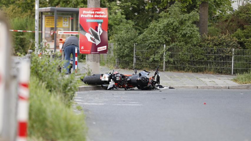 Komplett zerstört blieb das Motorrad am Fahrbahnrand liegen, der Fahrer überlebte den Unfall nicht. 
