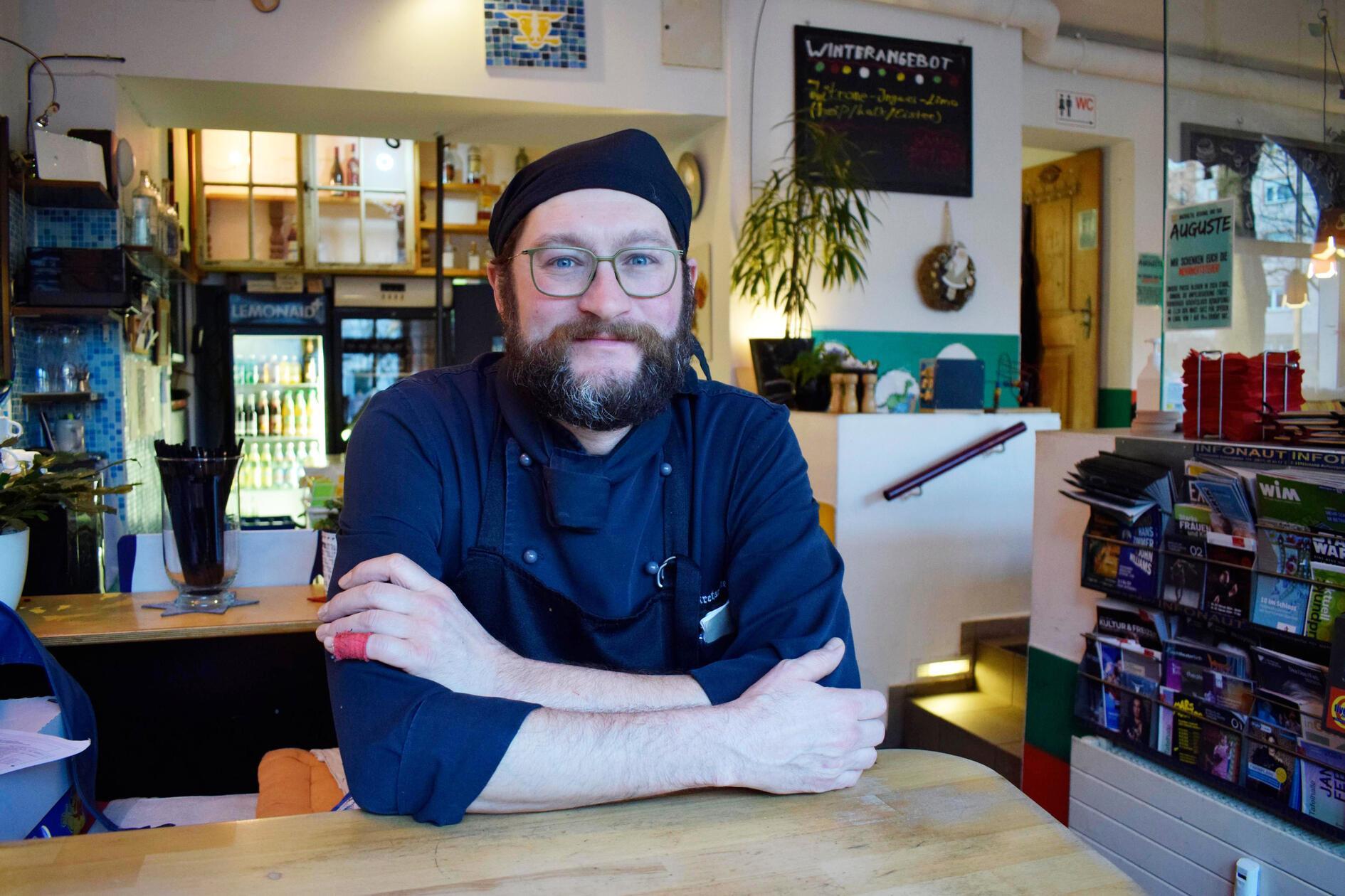 2006 eröffnete die "Auguste" im Bleiweißviertel in der Augustenstraße in Nürnberg. Damals war das Restaurant fast eine Sensation. Neben Fast-Food-Ketten gab es nur wenige Restaurants, die Burger angeboten haben. Ende März hat sich Tom Kretschmer, gelernter Koch und Inhaber der "Auguste", dazu entschieden, das Restaurant zu schließen. Die Krisen der letzten Jahre spielten auch für ihn eine große Rolle. Die Corona-Pandemie, die steigende Inflation und der hohe Konkurrenz-Druck machten dem Restaurant zu schaffen. Am Ende war aber vor allem der finanzielle Druck, auch durch die Anhebung der Mehrwertsteuer, zu hoch.