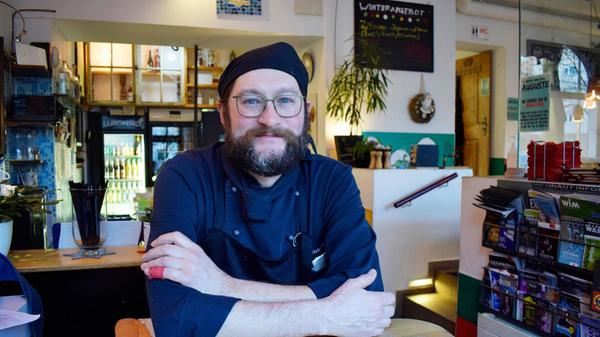 2006 eröffnete die "Auguste" im Bleiweißviertel in der Augustenstraße in Nürnberg. Damals war das Restaurant fast eine Sensation. Neben Fast-Food-Ketten gab es nur wenige Restaurants, die Burger angeboten haben. Ende März hat sich Tom Kretschmer, gelernter Koch und Inhaber der "Auguste", dazu entschieden, das Restaurant zu schließen. Die Krisen der letzten Jahre spielten auch für ihn eine große Rolle. Die Corona-Pandemie, die steigende Inflation und der hohe Konkurrenz-Druck machten dem Restaurant zu schaffen. Am Ende war aber vor allem der finanzielle Druck, auch durch die Anhebung der Mehrwertsteuer, zu hoch.