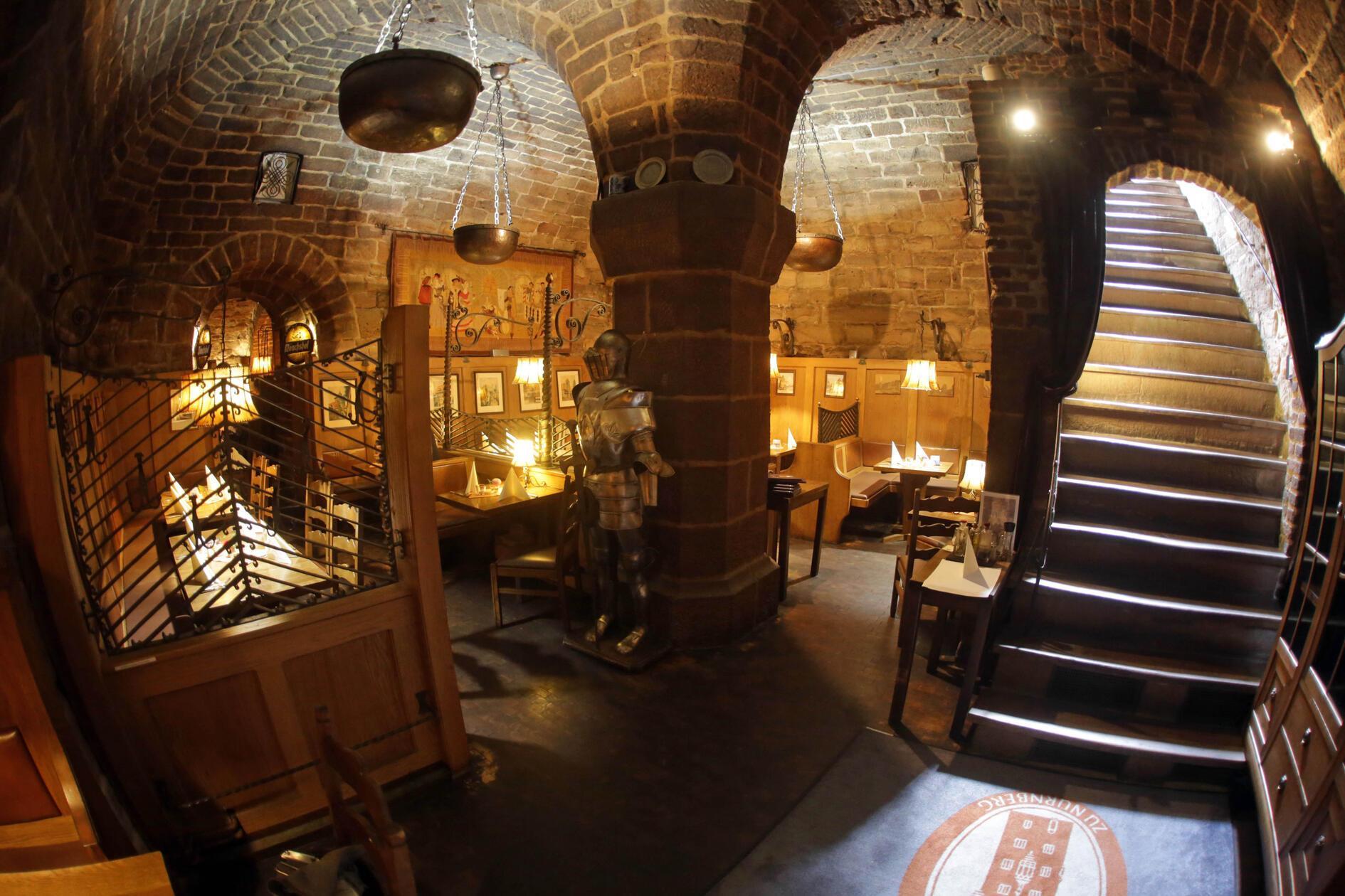 Ende Februar schloss das Traditionslokal "Nassauer Keller" mit diesen emotionalen Worten auf Facebook: „Wir sagen Danke und auf Wiedersehen – heute nun ist der Tag gekommen. Unsere Kellertür schließt heute das letzte Mal um 22 Uhr für immer“. Damit hat Nürnberg einen echten Traditionsladen sowie einen beliebten Touristen-Hotspot weniger. Auch die Lage machte das Nassauer Haus irgendwie besonders: Direkt an der Lorenzkirche laufen jährlich wohl Millionen Menschen von nah und fern an der urigen Adresse vorbei.