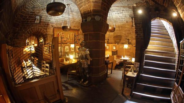 Ende Februar schloss das Traditionslokal "Nassauer Keller" mit diesen emotionalen Worten auf Facebook: „Wir sagen Danke und auf Wiedersehen – heute nun ist der Tag gekommen. Unsere Kellertür schließt heute das letzte Mal um 22 Uhr für immer“. Damit hat Nürnberg einen echten Traditionsladen sowie einen beliebten Touristen-Hotspot weniger. Auch die Lage machte das Nassauer Haus irgendwie besonders: Direkt an der Lorenzkirche laufen jährlich wohl Millionen Menschen von nah und fern an der urigen Adresse vorbei.