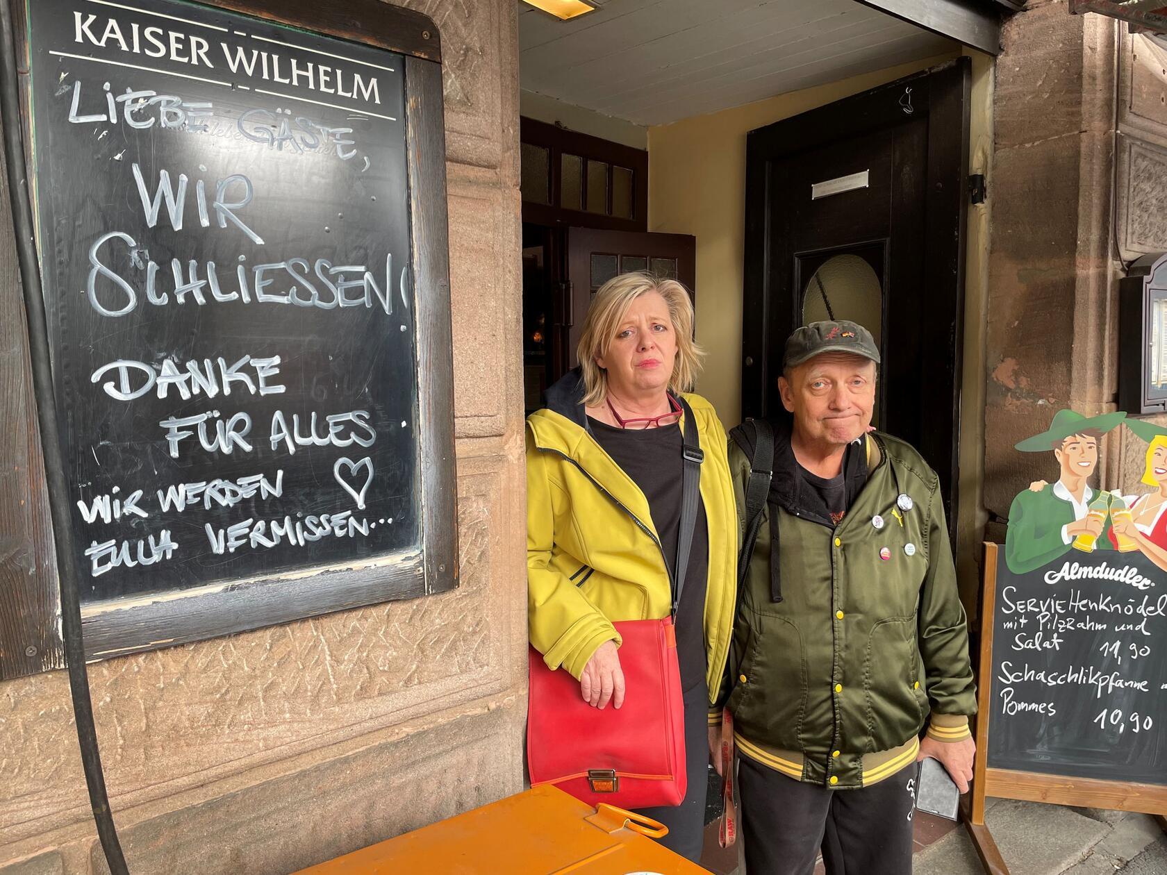 Mit einem emotionalen Statement besiegelten die Pächter der Kneipe "Kaiser Wilhelm" in Erlangen Anfang April das Ende ihres Betriebs in der Fichtestraße 2. In der Kneipe hatte das betreibende Paar Lena Brunnberg und Dion Oppolzer den Abschiedsbrief an die (Stamm-) Gäste mit Kreide auf die große Tafel gesetzt. Dort stand: "Liebe Gäste, ihr werdet genauso überrascht sein wie wir selbst: Wir schließen." Und weiter: "Nach 9 Jahren Lachen, Weinen, Quatschen, Trinken und Tanzen müssen wir ganz plötzlich gehen." Es "zerreißt uns das Herz, diesen besonderen Ort aufgeben zu müssen, das war niemals unser Wunsch". Wegen der Verpächter war eine Weiterbewirtschaftung für das Betreiberpaar nicht mehr darstellbar.