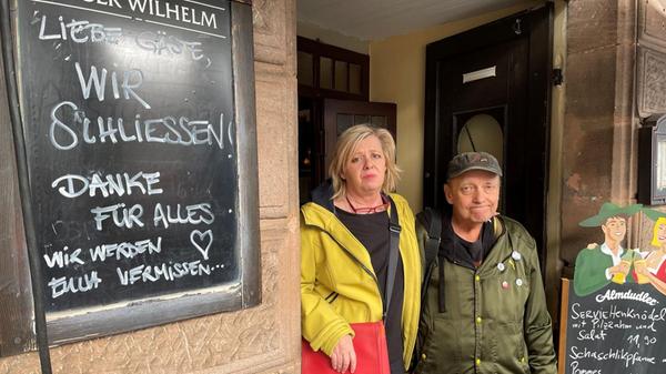 Mit einem emotionalen Statement besiegelten die Pächter der Kneipe "Kaiser Wilhelm" in Erlangen Anfang April das Ende ihres Betriebs in der Fichtestraße 2. In der Kneipe hatte das betreibende Paar Lena Brunnberg und Dion Oppolzer den Abschiedsbrief an die (Stamm-) Gäste mit Kreide auf die große Tafel gesetzt. Dort stand: "Liebe Gäste, ihr werdet genauso überrascht sein wie wir selbst: Wir schließen." Und weiter: "Nach 9 Jahren Lachen, Weinen, Quatschen, Trinken und Tanzen müssen wir ganz plötzlich gehen." Es "zerreißt uns das Herz, diesen besonderen Ort aufgeben zu müssen, das war niemals unser Wunsch". Wegen der Verpächter war eine Weiterbewirtschaftung für das Betreiberpaar nicht mehr darstellbar.