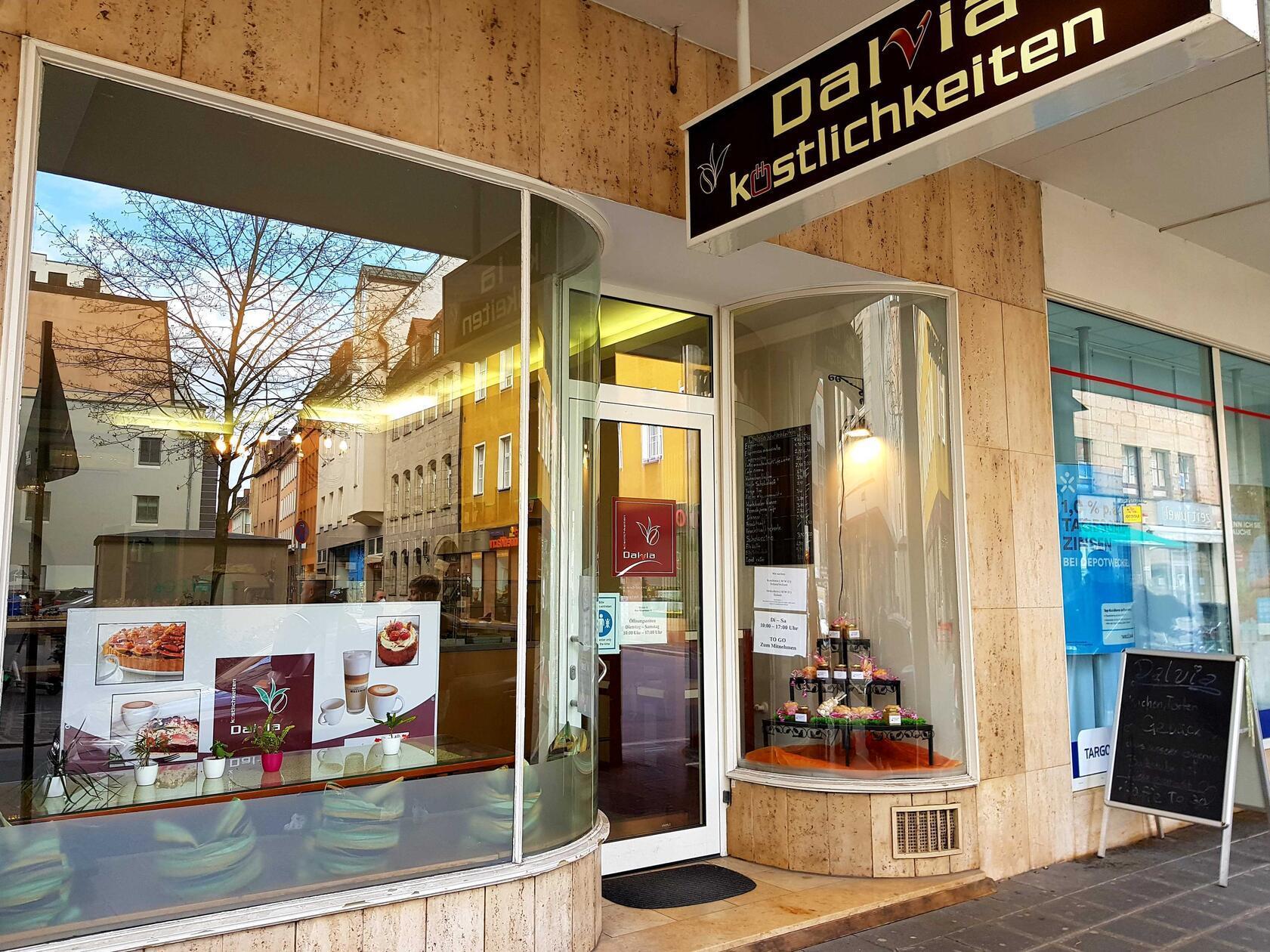 Aus verschiedenen Gründen habe man sich zur Schließung entschieden, so erklärte es Mario Samancu, Inhaber des Café "Dalvia" am Nürnberger Hefnersplatz, Ende Februar. Man finde nur noch schwer Mitarbeiter. Außerdem wolle sich das Ehepaar - Samancu betrieb das Café gemeinsam mit seiner Frau Katharina - voll auf das Café "Malina", das das Ehepaar ebenfalls führt, konzentrieren.