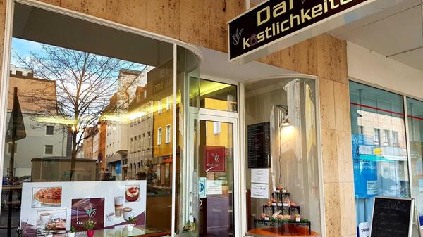 Aus verschiedenen Gründen habe man sich zur Schließung entschieden, so erklärte es Mario Samancu, Inhaber des Café "Dalvia" am Nürnberger Hefnersplatz, Ende Februar. Man finde nur noch schwer Mitarbeiter. Außerdem wolle sich das Ehepaar - Samancu betrieb das Café gemeinsam mit seiner Frau Katharina - voll auf das Café "Malina", das das Ehepaar ebenfalls führt, konzentrieren.