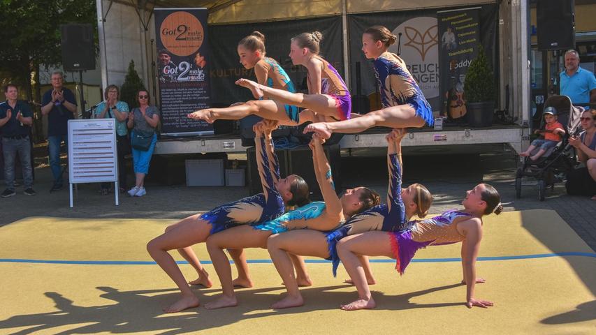 Die Mädchen der Sportakrobaten TSV Monheim zeigten beim Fest der Kulturen in Treuchtlingen viele schwierige Hebefiguren.
