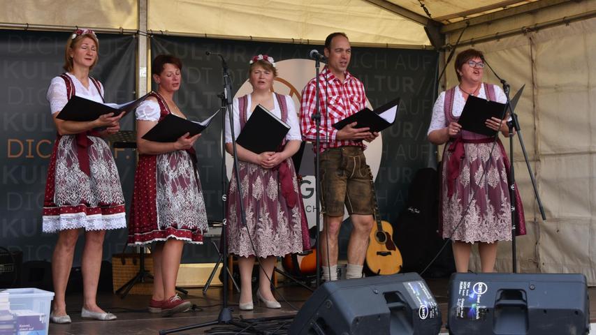 Der Chor „Kalinka“ der Ortsgruppe Weißenburg der Landmannschaft der Deutschen aus Russland hatte beim Fest der Kulturen in Treuchtlingen einen Auftritt.