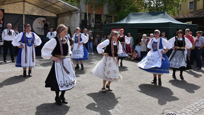 Die Tanzgruppe der Siebenbürgen Sachsen zeigte beim Treuchtlinger Fest der Kulturen Volkstänze in ihren schönen Trachten.