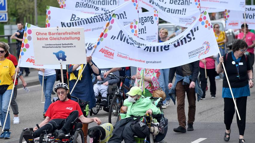 Bald ist es 15 Jahre her, dass Deutschland die UN-Konvention für die Rechte von Menschen mit Behinderung angenommen hat. Zwar hat sich in der Zwischenzeit einiges verändert und dennoch gibt es noch vieles zu tun. Am Sonntag, 5. Mai, findet der offizielle Protesttag für die Gleichstellung von Menschen mit Behinderung statt, der Behinderten-Rat, die Einrichtungen der Offenen Behindertenarbeit und viele weitere Institutionen aus Nürnberg protestieren bereits am Samstag, 4. Mai. Um 12 Uhr findet ein Flashmob unter dem Motto "Tanzen für die Gleichberechtigung" an der Lorenzkirche statt, ab 13 Uhr findet auf dem Jakobsplatz ein Straßenfest statt. 