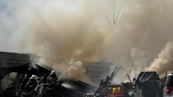 Gebäude brennt in Altdorf: Feuerwehr kämpft gegen die Flammen - und warnt die Bevölkerung