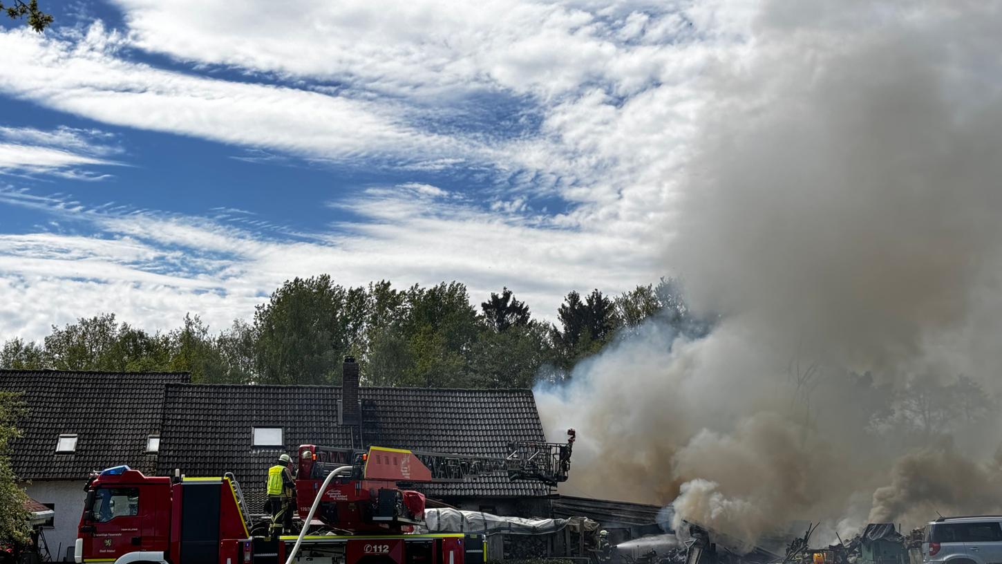Ein Carport brennt am Donnerstagvormittag in Altdorf, die Rauchschwaden sind in der ganzen Stadt zu sehen.