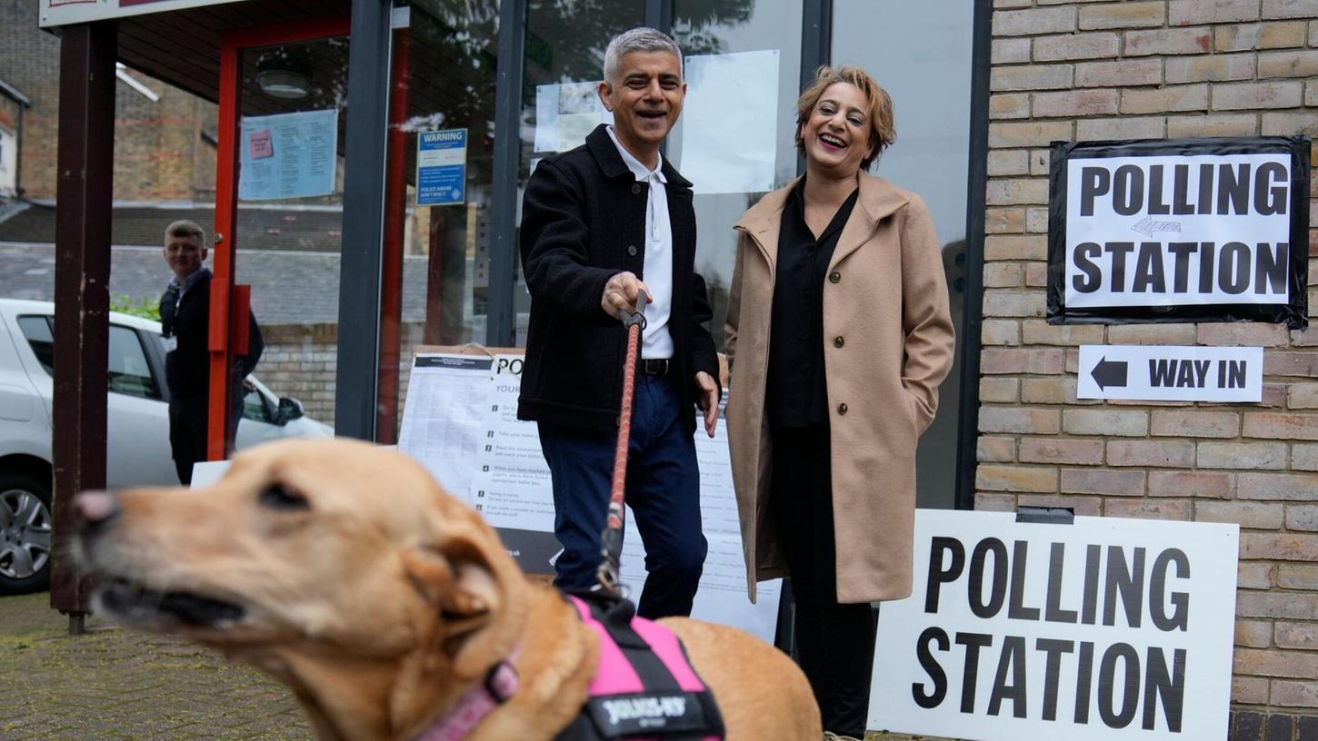 Londons Bürgermeister Sadiq Khan kommt mit seiner Frau Saadiya Ahmed und dem gemeinsamen Hund zur Stimmabgabe.