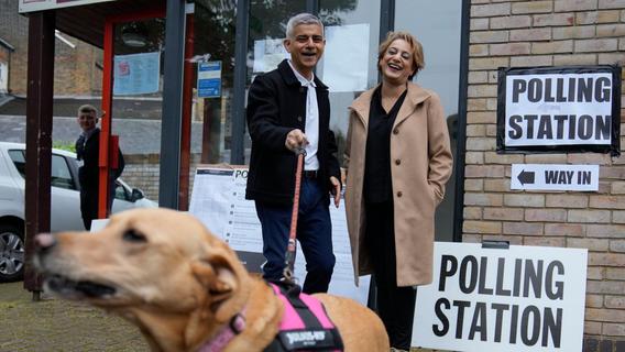 Briten nehmen ihre Hunde mit zum Wählen