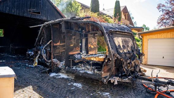 Brand in Velburg: Wohnanhänger und Holzunterstand komplett zerstört