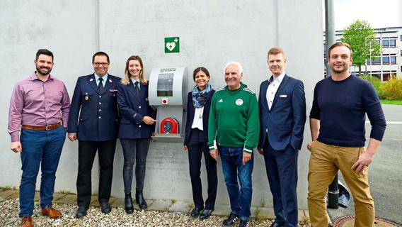 Hilfe für alle: Neuer Defibrilator in Pottenstein eingerichtet