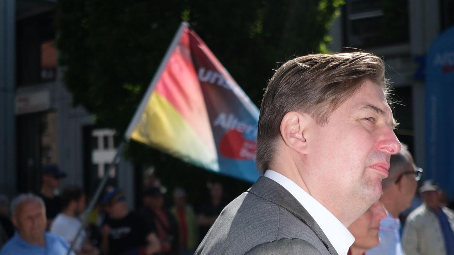 Maximilian Krah ist erstmals nach Bekanntwerden des Spionagefalls bei seinem Mitarbeiter wieder öffentlich aufgetreten. Hier bei einer AfD-Kundgebung in Chemnitz.