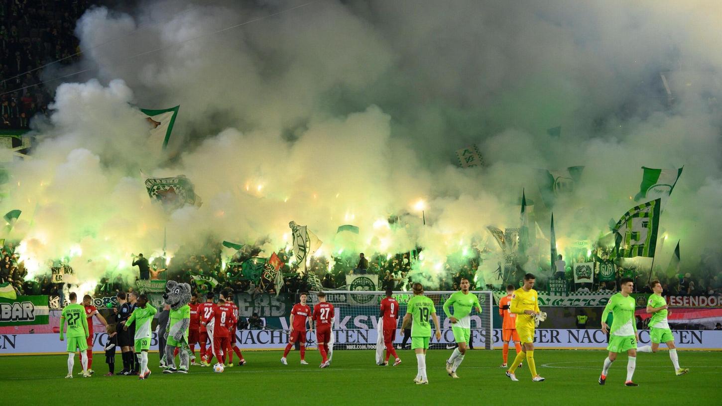 Auch die Wolfsburger Fans zünden Pyrotechnik.