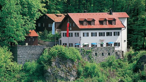 Nahe Heiligenstadt gelegen, lockt das Naturfreundehaus in Veilbronn. Die Panorama-Terrasse des Restaurants gilt für viele als Highlight. Auf den Tisch kommen regionale Gerichte, die sich der Saison anpassen. Das Essen reicht von Schnitzel-Variationen bis hin zu Gemüsebratlingen, von Spaghetti über Burger bis zu Fischgerichten. Wer sich nach dem Essen noch bewegen möchte, kann sich im nebenliegenden Hochseilgarten austoben. // Veilbronn 17, 91332 Heiligenstadt i.OFr.
