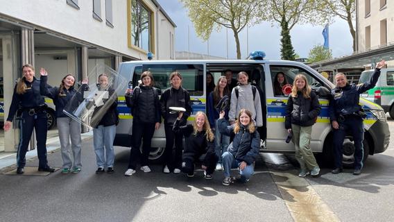 Ein Tag als Polizistin: "Girls'Day" bei der Polizeiinspektion Neumarkt