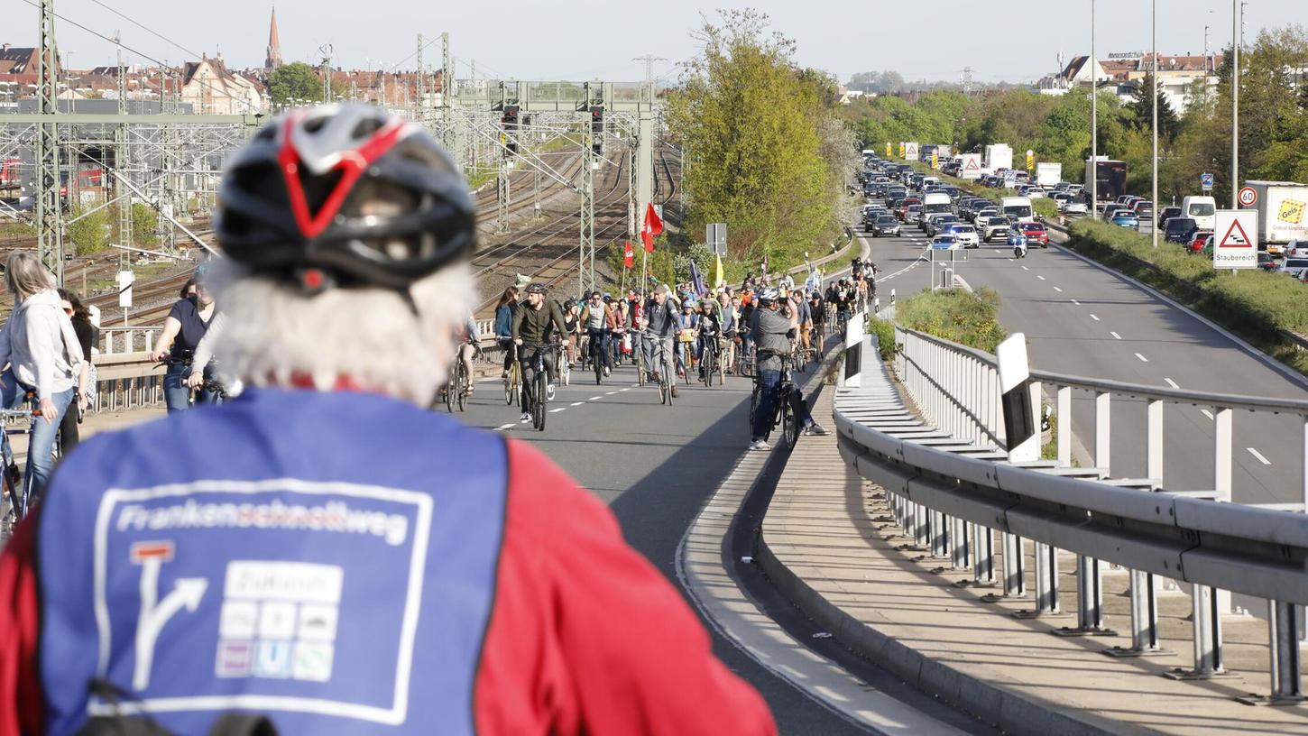 Klimaaktivisten am 12. April 2024 bei einer Fahrraddemonstration auf dem Frankenschnellweg. Klimaaktivisten am 12. April 2024 bei einer Fahrraddemonstration auf dem Frankenschnellweg.