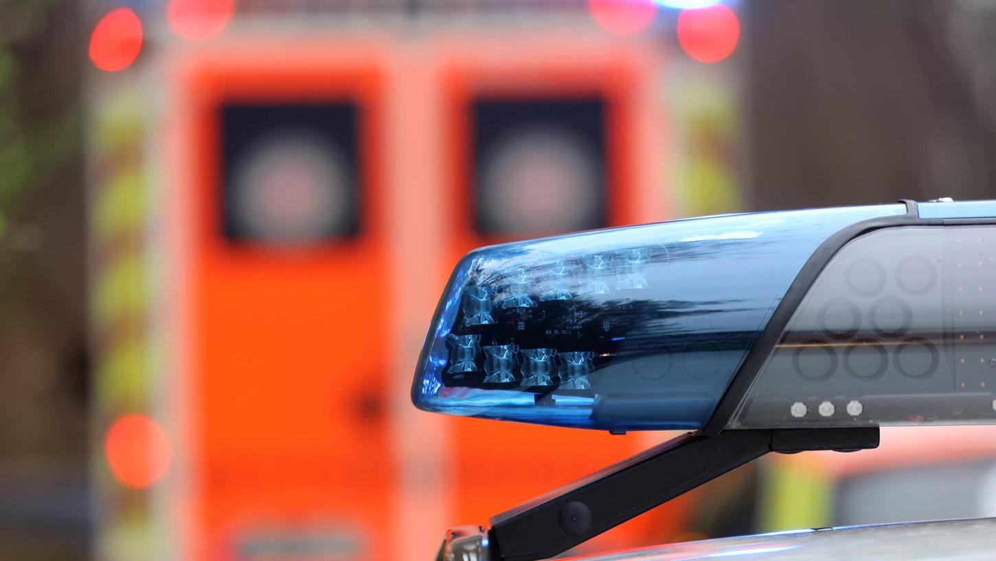 Nach einem Streit auf einer Party in Freystadt hat ein Mann mit einer Glasflasche drei Frauen verletzt.