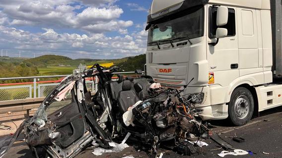 Schrecklicher Unfall in Unterfranken: Lkw erfasst Auto - eine Person stirbt
