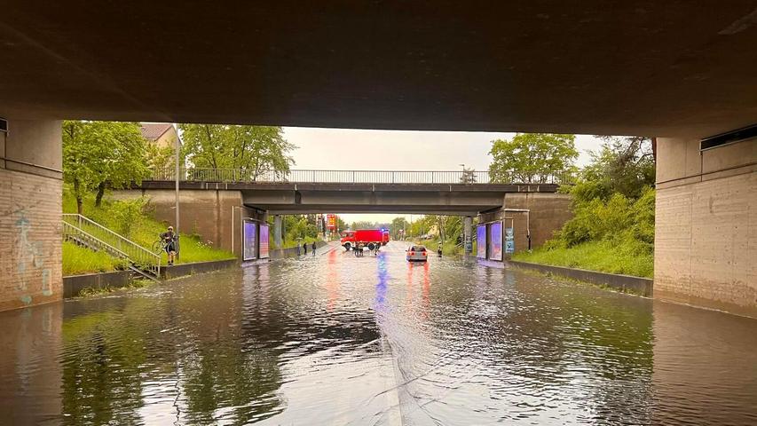 In der Geisfelder Straße kam es zur Überflutung einer Unterführung. Auf den Straßen standen mehrere Autos unter Wasser.