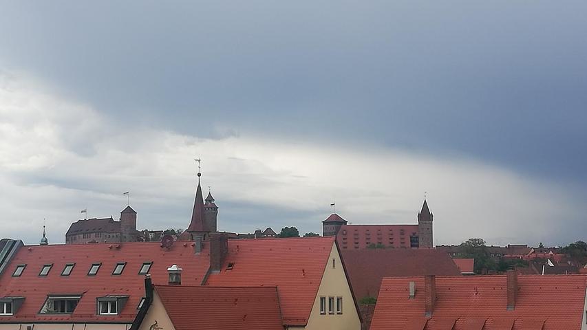 Auch über der Nürnberger Burg brauten sich dunkle Wolken zusammen. Am frühen Abend setzte der erste Starkregen dann gegen 19:30 Uhr ein.