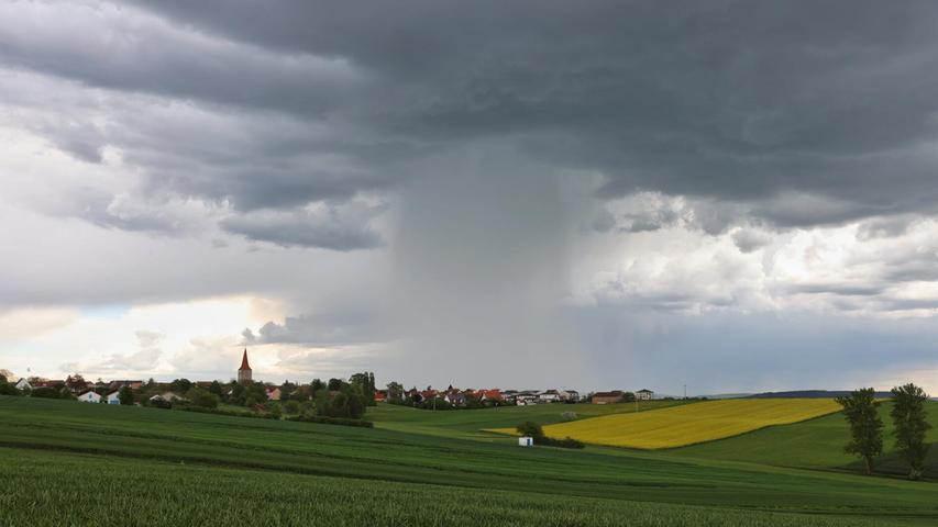 Aufziehendes Gewitter im Landkreis Weißenburg-Gunzenhausen: In Theilenhofen zuckten am Donnerstag Blitze am Himmel. Starkregen und Hagel erschwerten die Sicht bei der Autofahrt.