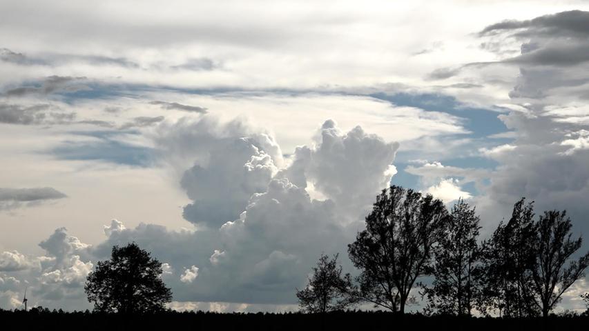 Gewitterwolken ziehen im Landkreis Roth auf.