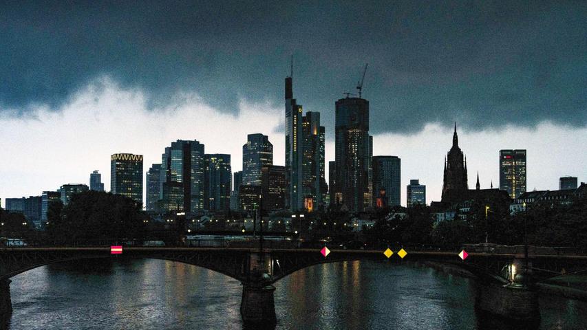 Dunkle Wolken zogen am Abend über die Skyline der Bankenstadt.