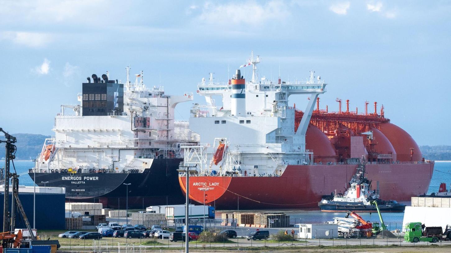 Ein LNG Tanker liegt mit einer Ladung LNG im Energie-Terminal. Auf der Insel Rügen kann Flüssigerdgas angelandet und nach der Umwandlung in Gas über eine Erdgas-Anbindungsleitung nach Lubmin in das deutsche Verteilnetz eingespeist werden.