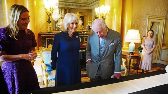 Charles und Camilla bekommen Krönungsrolle überreicht