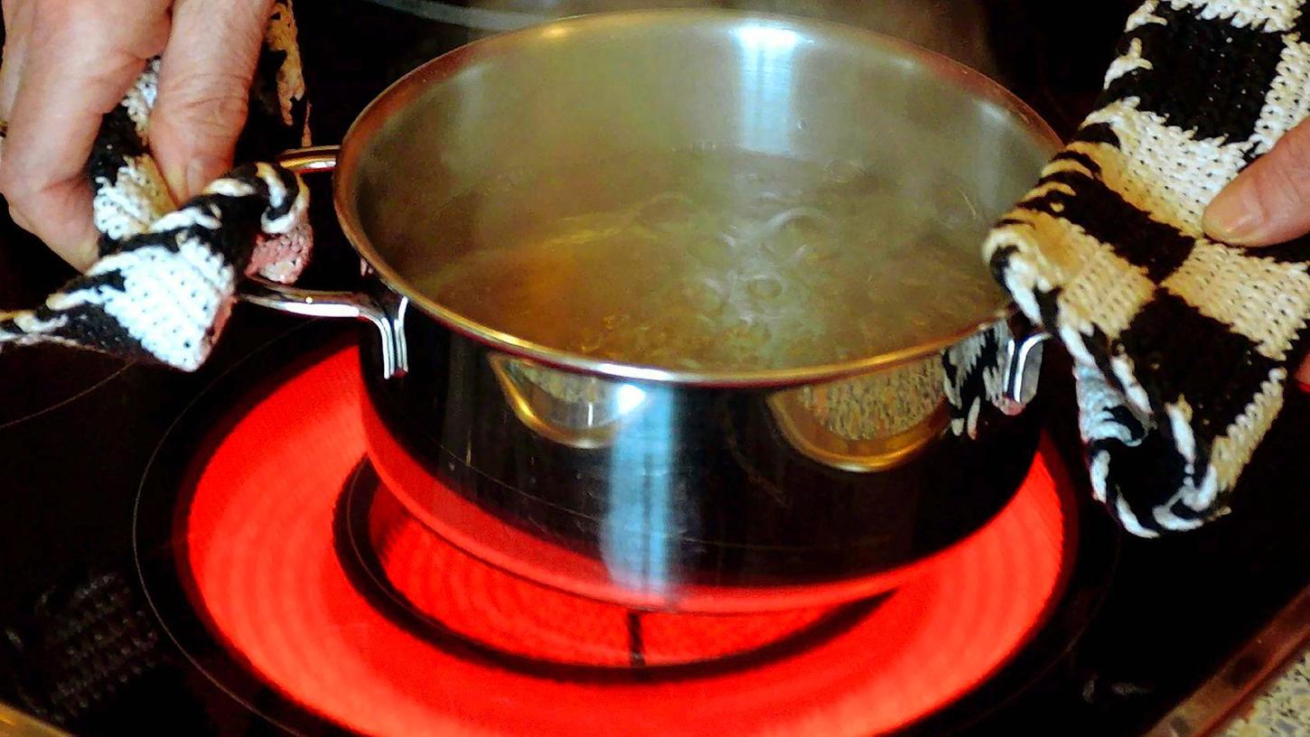 Beim Kochen kann es schnell passieren, dass der Kochtopf einbrennt. Dafür gibt es aber verschiedene Lösungen. (Symbolbild)
