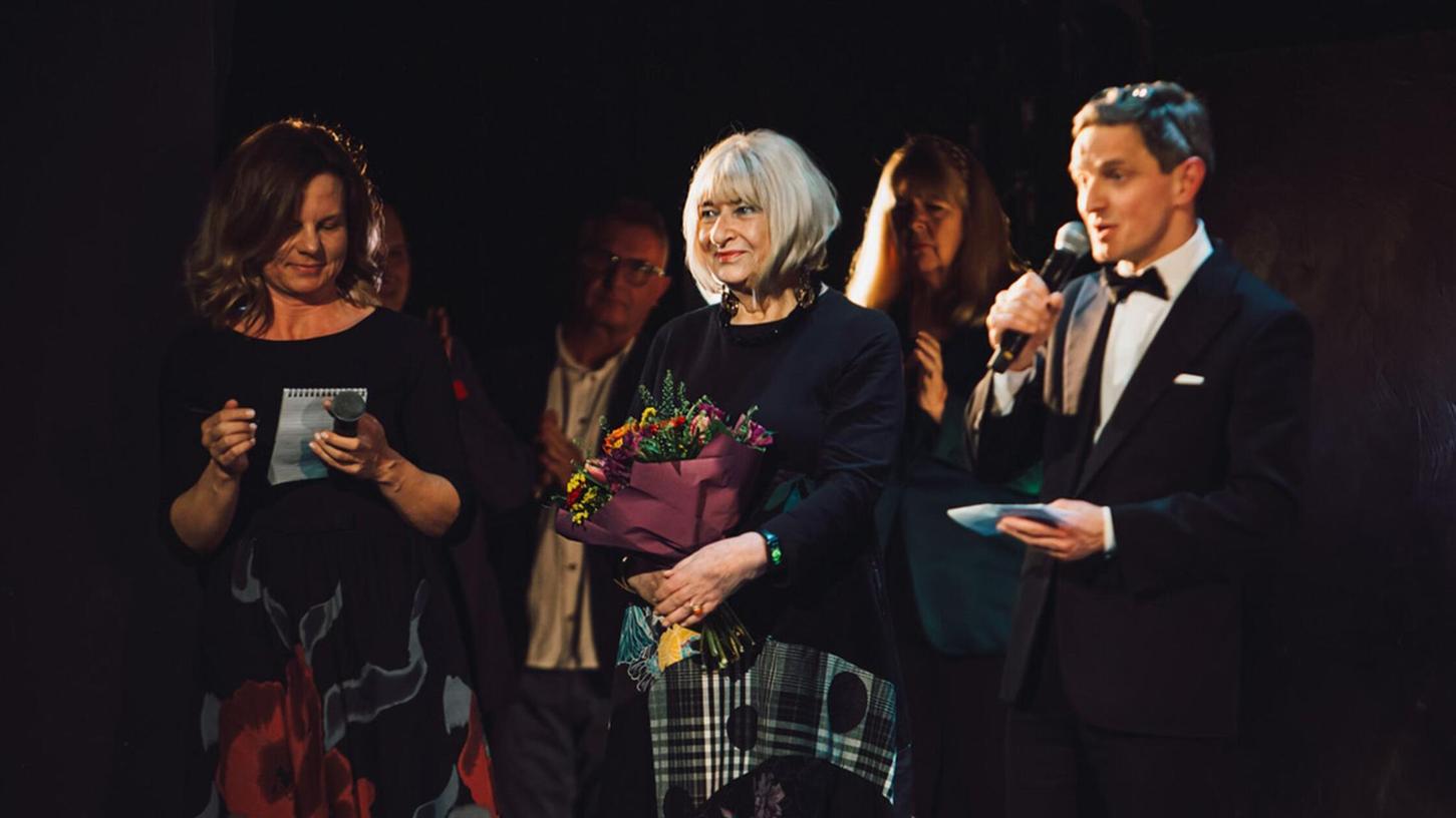 Die Holocaust-Überlebende Elzbieta Ficowska (Mitte) hält Blumen nach einer Vorstellung des Musicals "Irena".