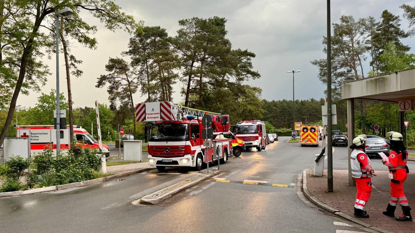 Einen Großeinsatz von Feuerwehr und Rettungsdiensten am Bezirksklinikum am Europakanal in Erlangen hat eine Meldung einer Mitarbeiterin des Krankenhauses ausgelöst, die Brandgeruch wahrgenommen hatte.