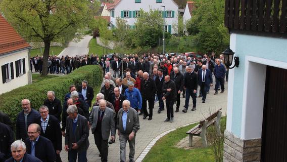 Großes Treffen der Feldgeschworenen im kleinen Döckingen: Über 260 Siebner kamen zusammen