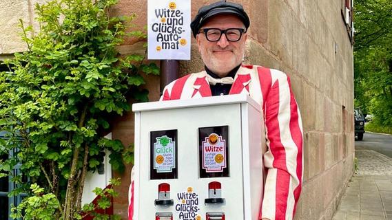 Nach Diebstahl: Oliver Tissot installiert einen neuen Witze-Automaten in Nürnberg