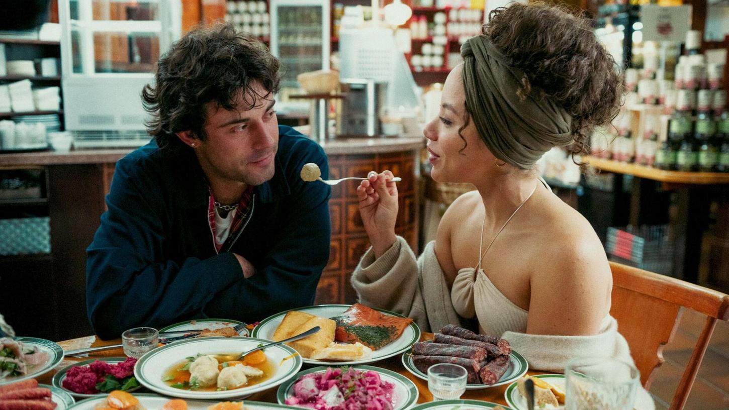 Bei einem Treffen mit Freunden lernt Samuel (Aaron Altaras) die Szene-Köchin Saba (Saffron Coomber) kennen. Bei einem Treffen mit Freunden lernt Samuel (Aaron Altaras) die Szene-Köchin Saba (Saffron Coomber) kennen.