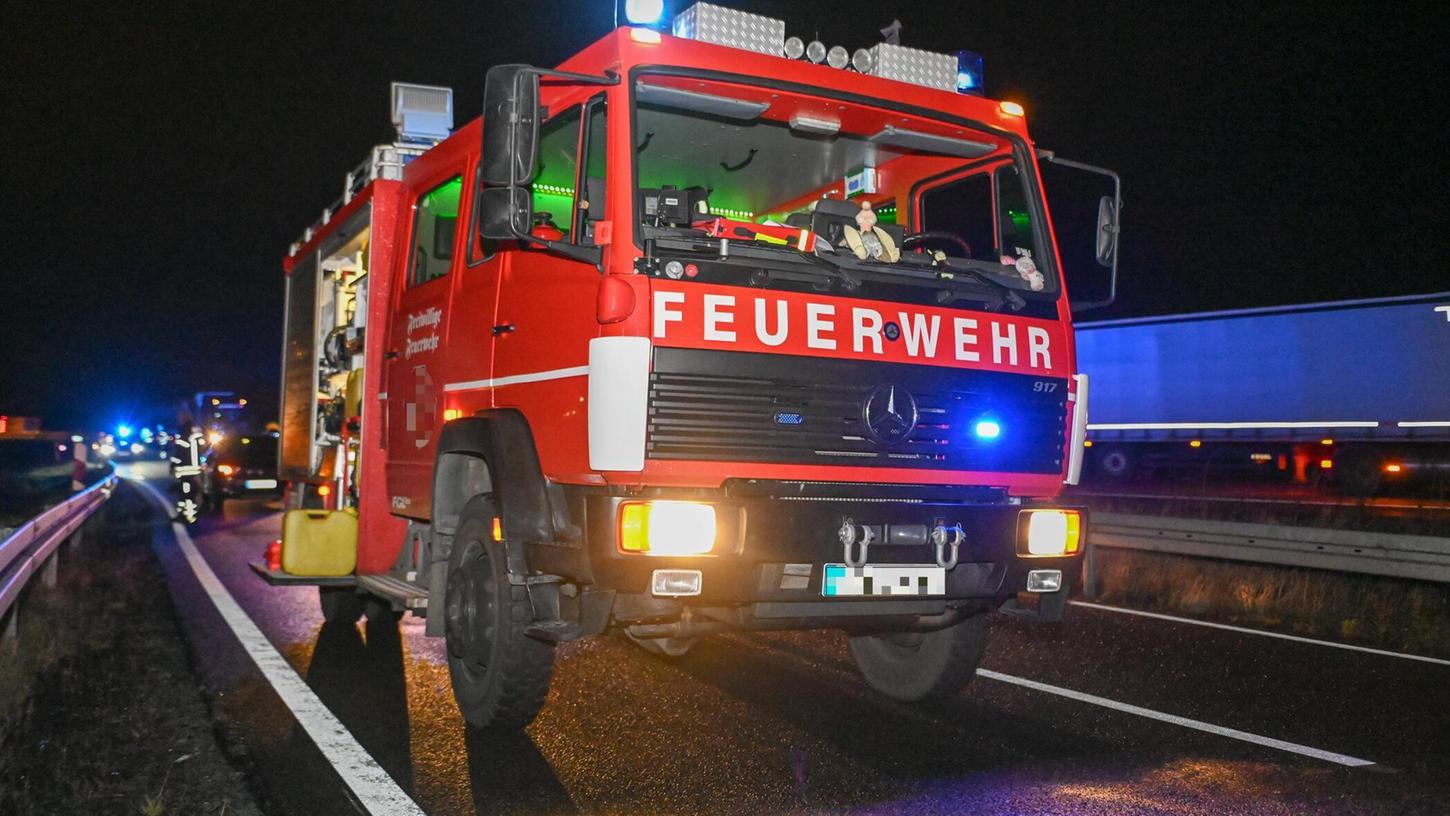 Auf der A9 bei Hilpoltstein krachte ein Transporterfahrer in einen Sattelzug und musste von der Feuerwehr befreit werden.