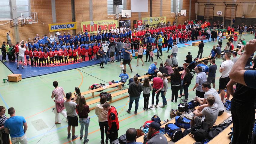 Bei der Begrüßung der Vereine und Teilnehmer gibt es am Rotter-Turnier der Weißenburger Ringer stets ein großen Stelldichein in der Landkreishalle.