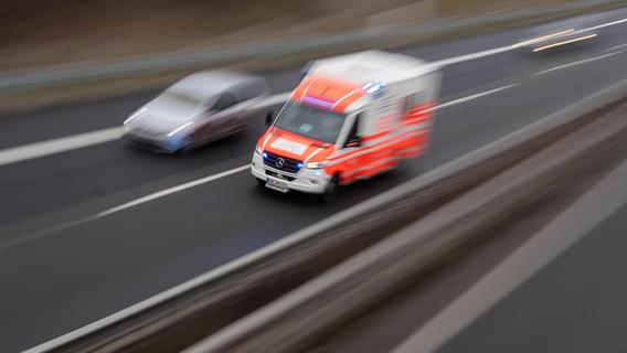 Unfall auf der B2 nahe Roth: BMW zwischen Lastwagen und Leitplanke eingeklemmt