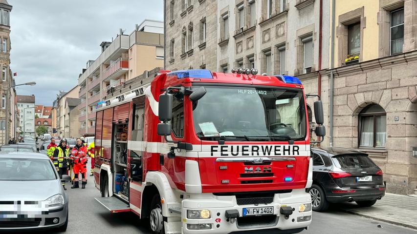 Die Nürnberger Feuerwehr musste am Freitagvormittag in die Seeleinsbühlstraße im Westen der Stadt ausrücken. Der Notruf ist kurz nach 11 Uhr bei der Integrierten Leitstelle eingegangen, nachdem Anwohner eines Mehrfamilienhauses starken Rauch im Keller bemerkt hatten. 