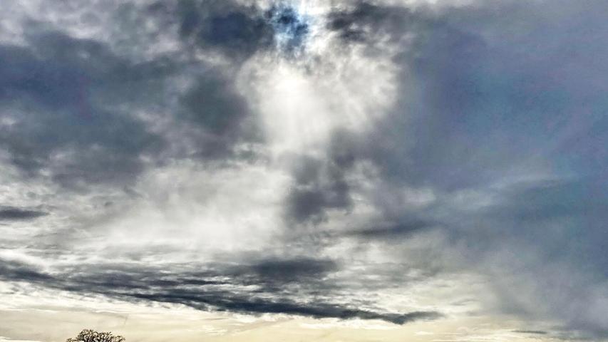 An Karfreitag war die Wettervorhersage ziemlich durchwachsen. Doch nachmittags kam die Sonne heraus. Bei einer kleinen Wanderung unseres Lesers Reiner Ehlers nach Hetzles zeigte sich der Himmel mit interessanten Wolkenbildern. Am Horizont gab der Saharastaub eine sandfarbene Note dazu.
