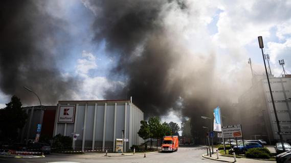 Riesige Rauchwolke über Berlin: Großbrand auf Firmenareal von fränkischem Rüstungskonzern Diehl