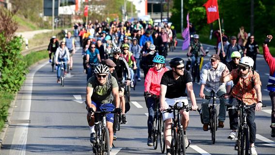Fahrrad-Demo legt den Verkehr auf dem Frankenschnellweg lahm